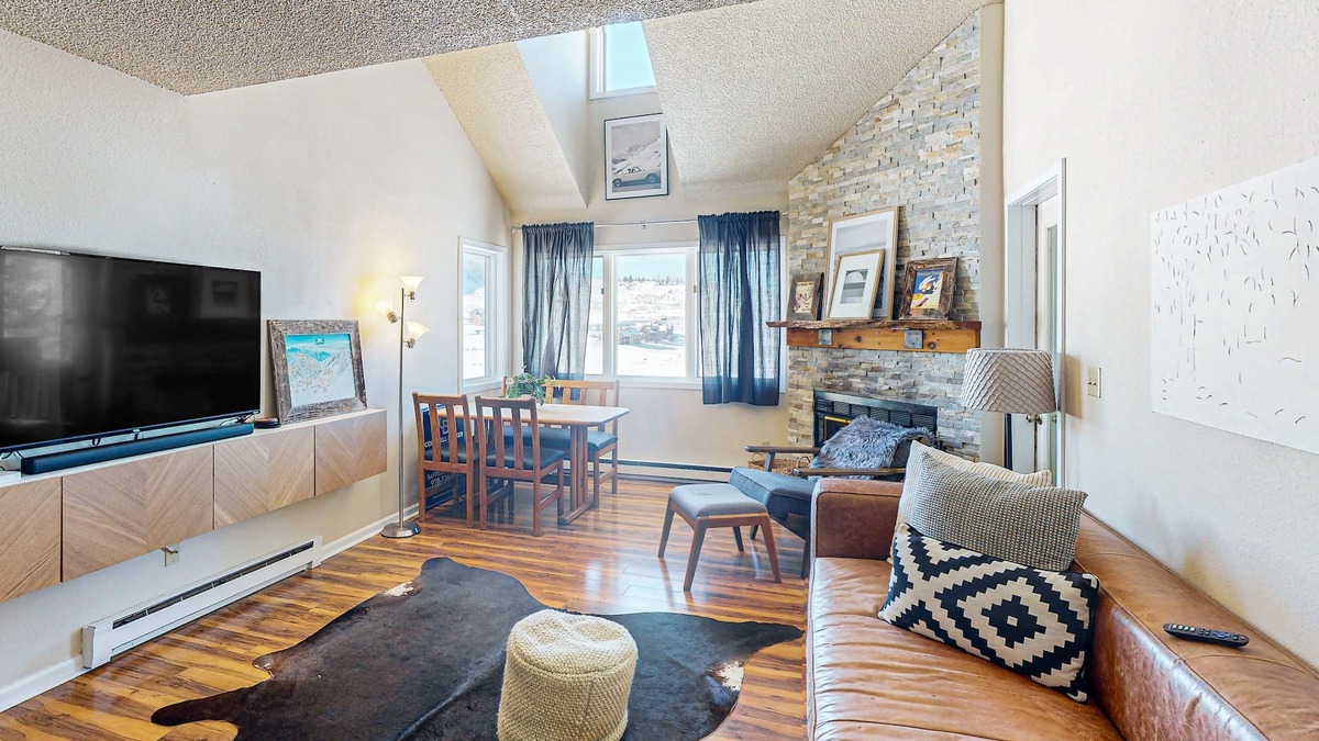 Silvercreek Apartment | Beautiful mountain retreat near the parks with fast WiFi, balcony, & fireplace
