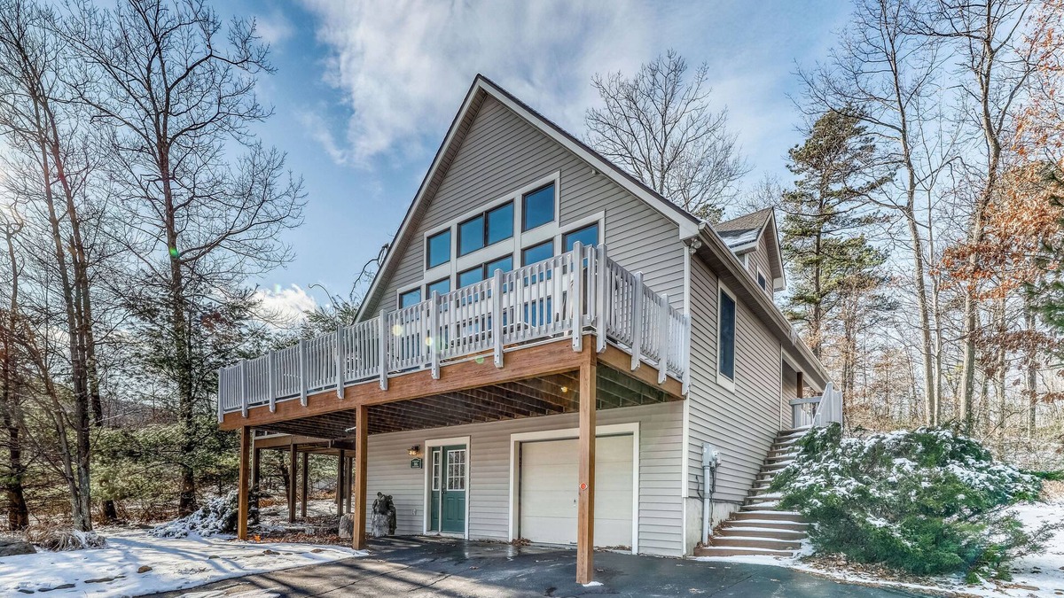 Tannersville House | Beautiful mountain-view home with private deck, grill & pool table