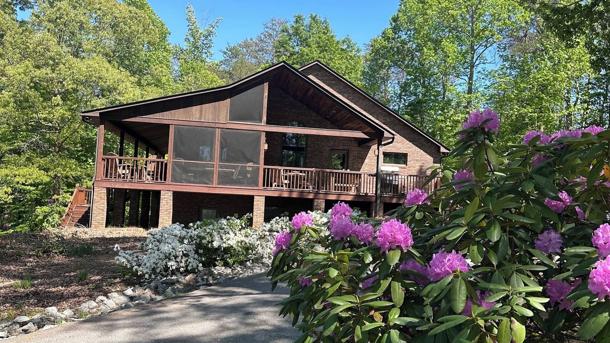 Landrum House | Beautiful Mountain View with Large Saltwater Pool