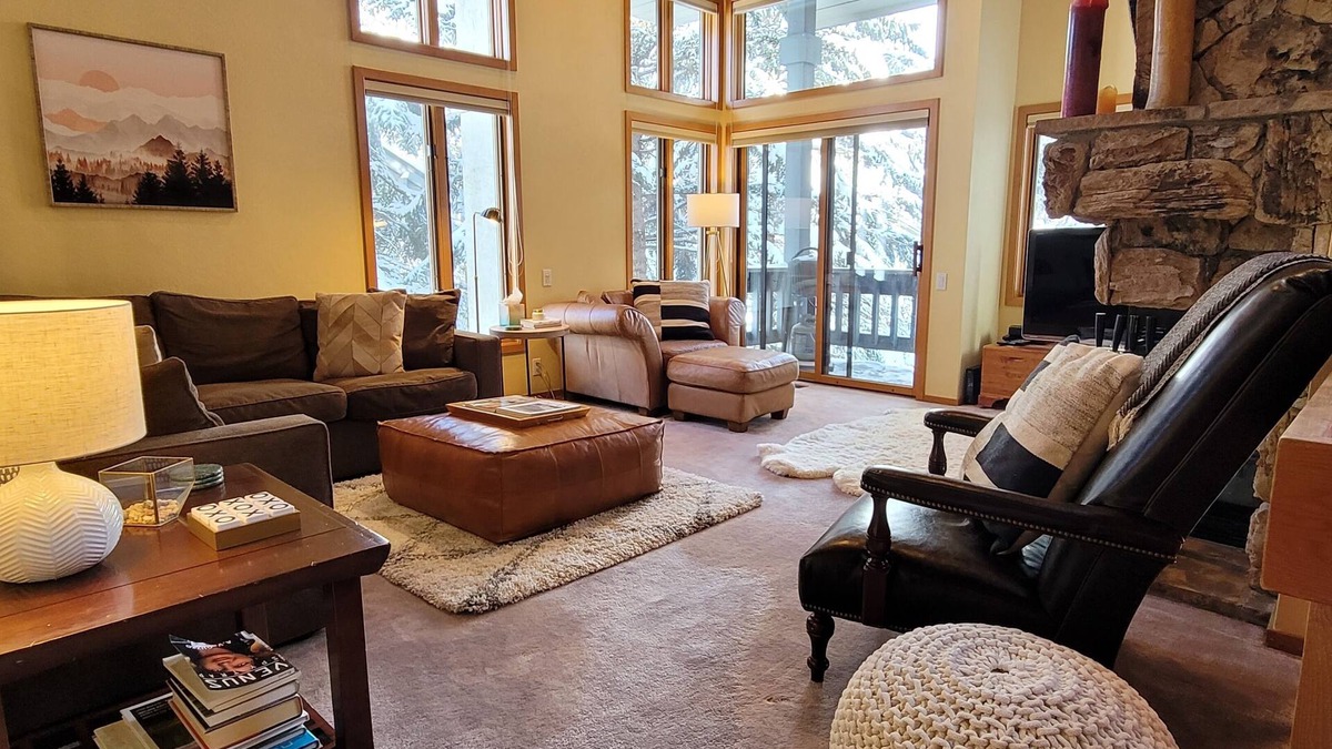 Avon House | Beautiful Mountainside Home with Vaulted Ceilings & Fireplace. Free shuttle too!