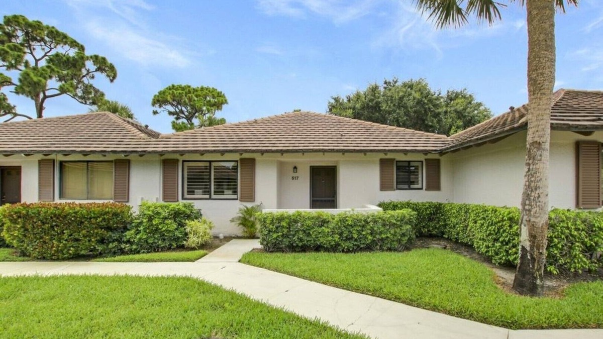 Hunt Club Cottage | beautiful newly renovated golf front cottage, located inside the PGA National