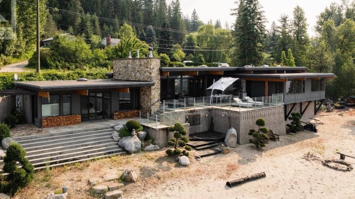 Central Kootenay House | Beautiful Nelson Beach and Lakefront Home! Swim/Ski/Boat!