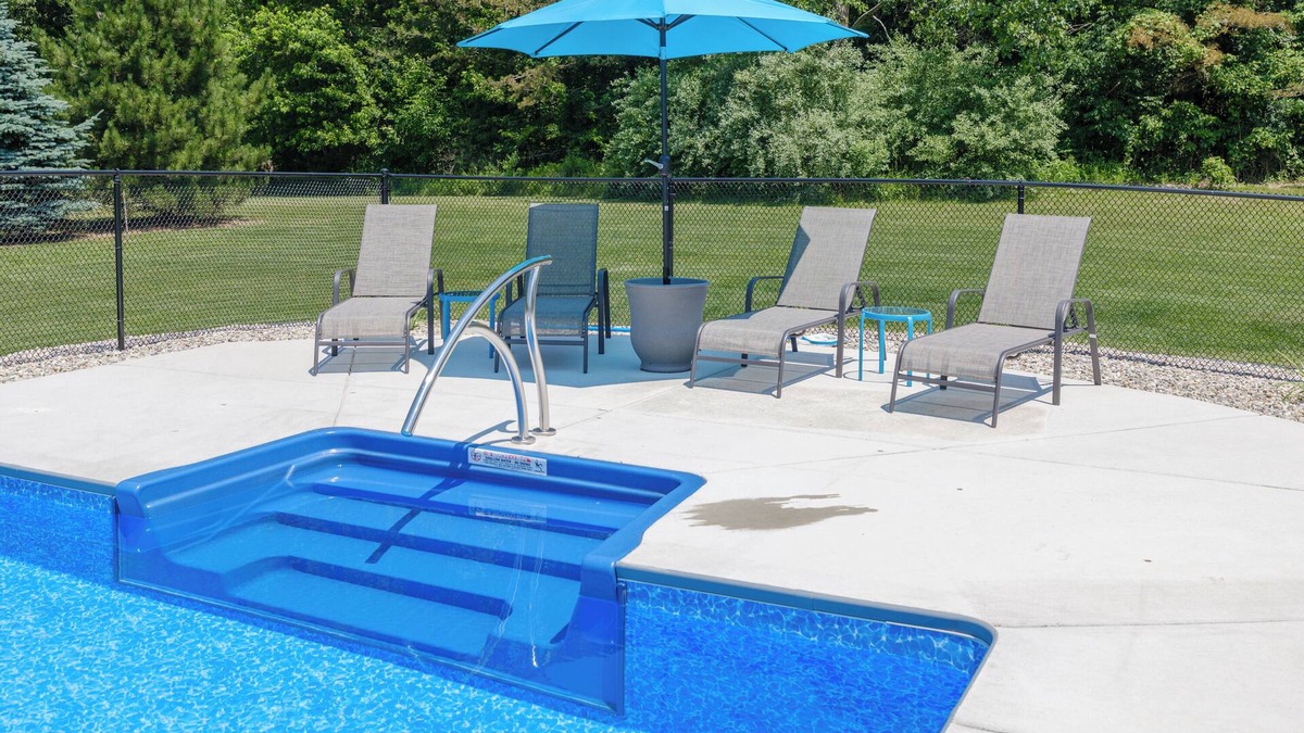 South Haven House | Beautiful new 6 bedroom with heated pool, fire pit and private setting