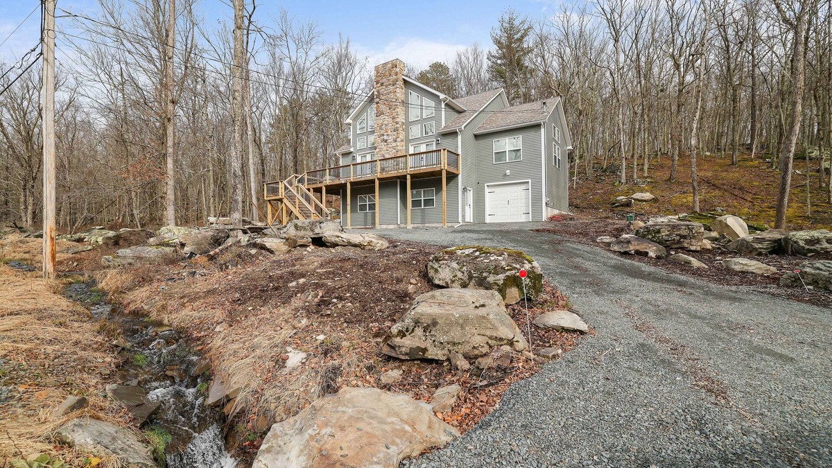 Rowland House | Beautiful New Construction home ready for summer in Masthope!
