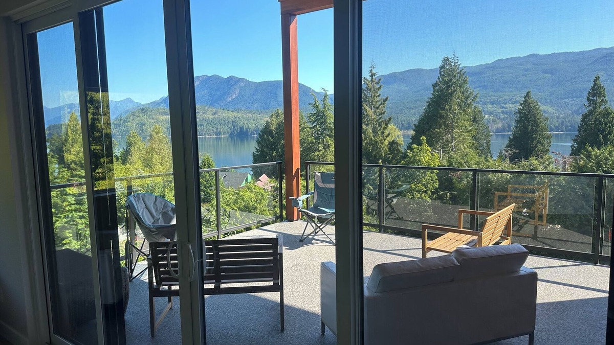 West Porpoise Bay House | Beautiful new home in the heart of Sechelt with ocean and mountain views.