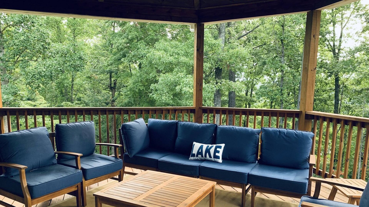 Albany House | Beautiful New Home Overlooking Lake Minutes to Wisdom