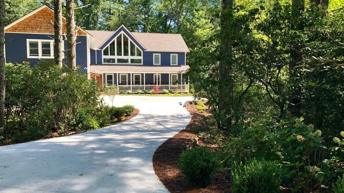 Sapphire House | Beautiful new large family home inside gates of Country Club of Sapphire Valley.