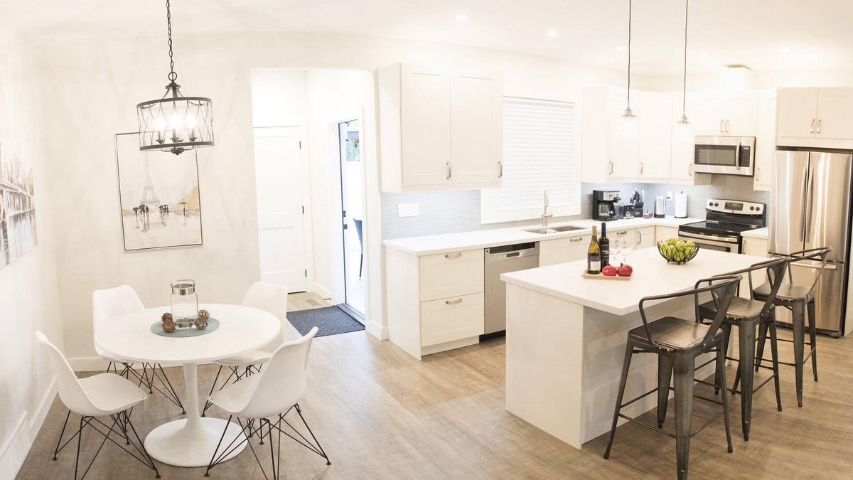 South Pandosy Cottage | Beautiful, New, Luxurious 2 bedroom/2 Bath Carriage House
