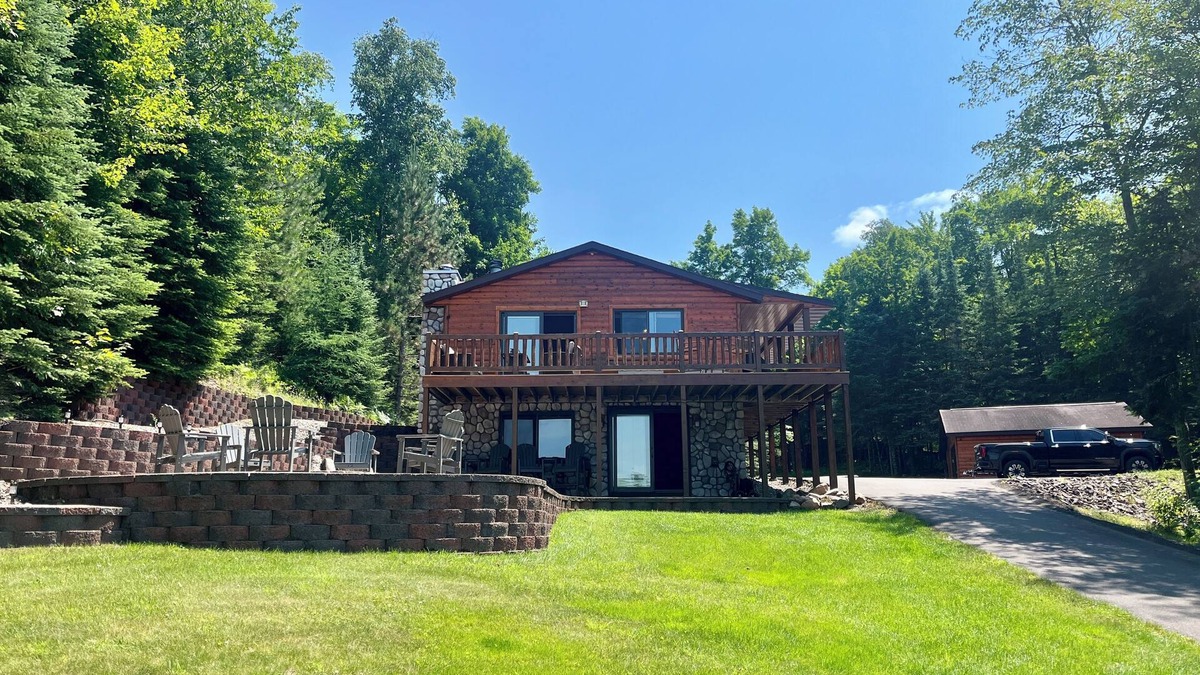 Marenisco House | Beautiful, newly renovated log lakefront home, 3BD, 2 BA, high speed WiFi