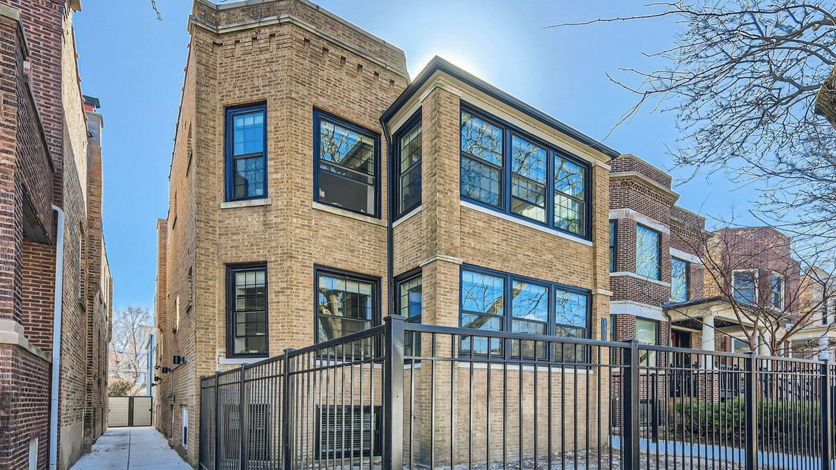 Andersonville Condo | Beautiful Newly Renovated 3BR/2BA in the Heart of Andersonville