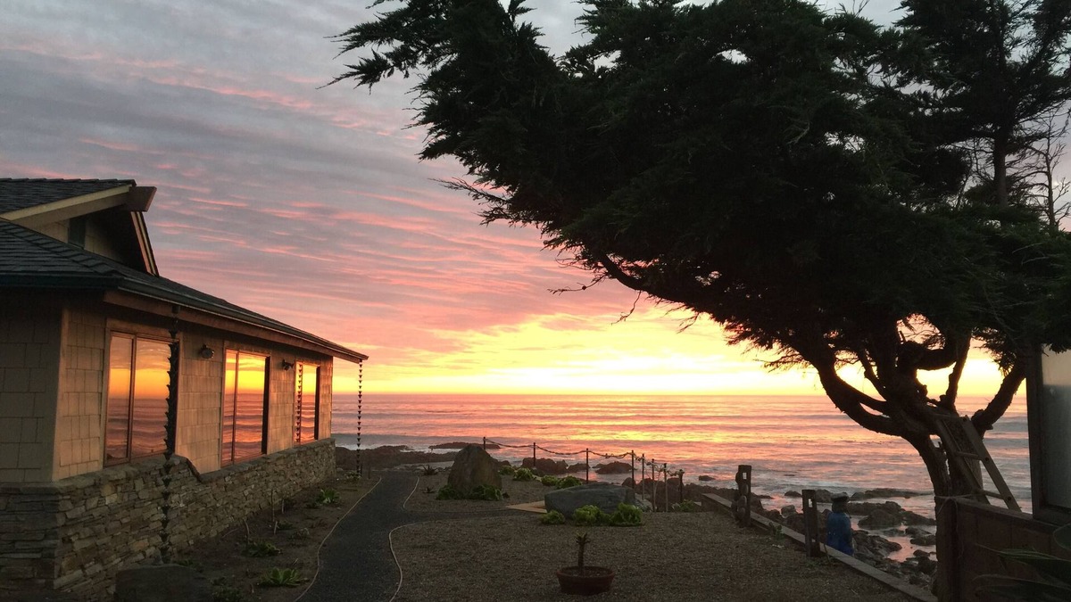 Marine Terrace House | Beautiful Oceanfront Home With Spectacular Views. 17 steps to the beach!