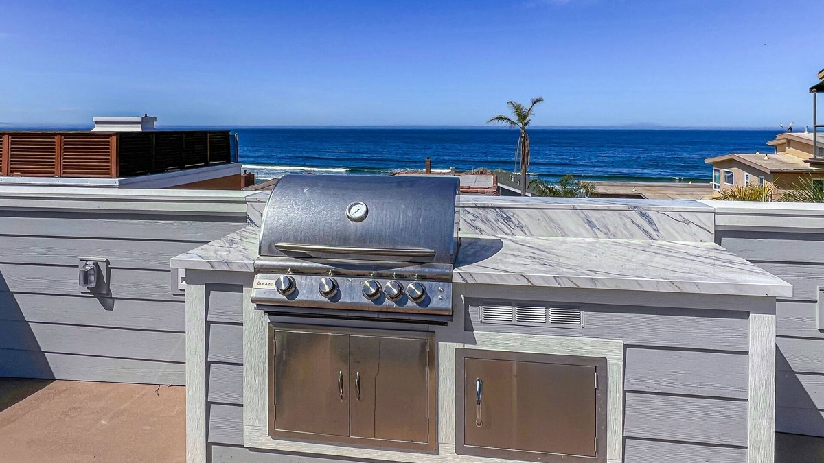 Downtown House | Beautiful Oceanview home with outdoor grill and spacious rooftop