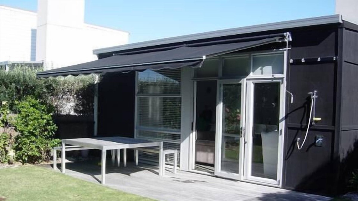 Omaha House | Beautiful Omaha Beach - Lovely Self Contained Bach