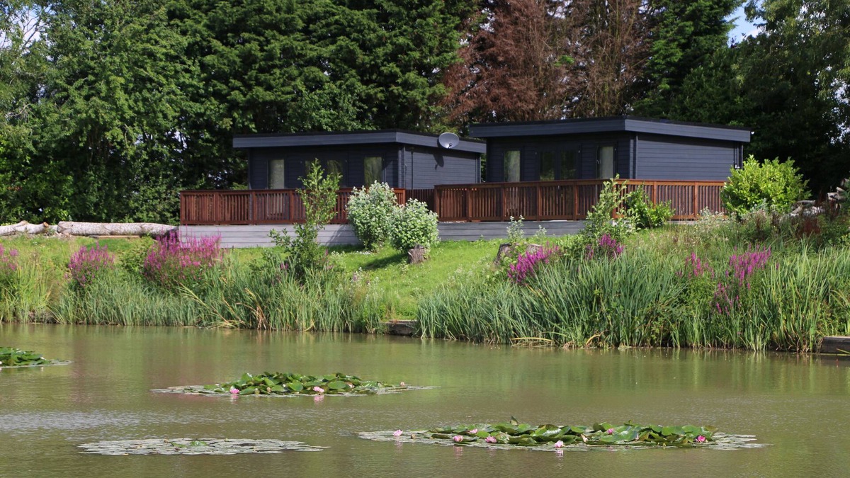 Gumley Apartment | Beautiful Open plan Lakeside Lodge, Shearsby