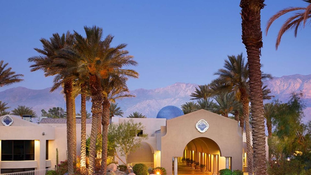 Rancho Mirage Villa | Beautiful Palm Springs Resort Villa on Dinah Shore Dr. Family-sized unit.