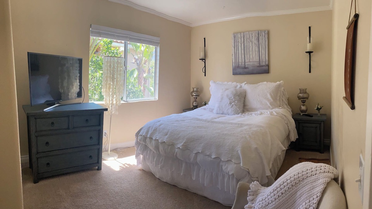 Thousand Oaks House | Beautiful, Peaceful, Room in Newbury Park Home in Gated Community