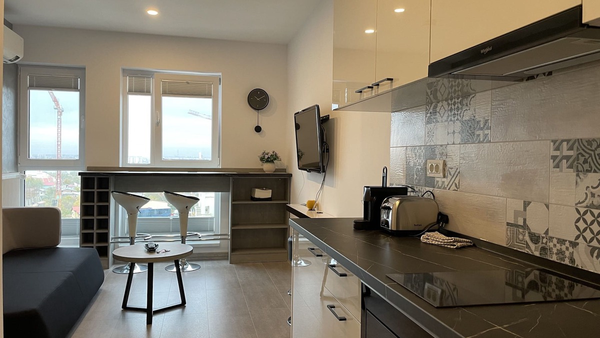 Militari Condo | Beautiful Penthouse Lakeview W18