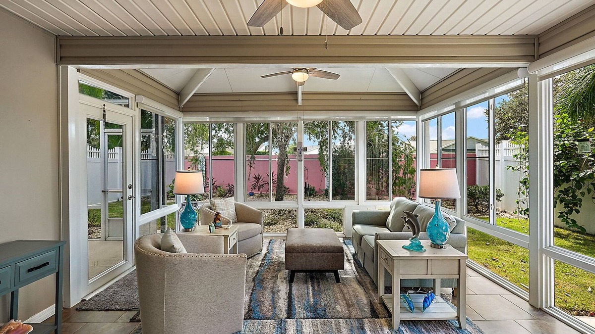 Duval Villa | Beautiful Pet-Friendly Villa in the Ideal Location with 4-Seater Golf Cart
