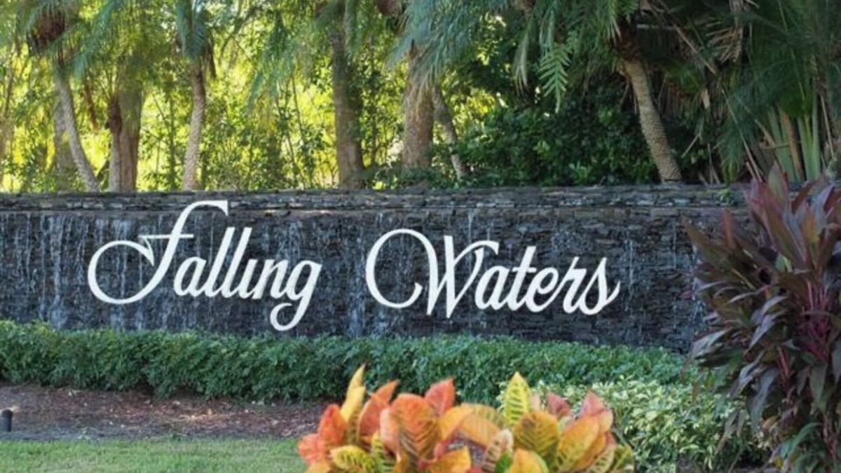Naples Condo | Beautiful Pet Friendly Condo-close to everything! Prof. cleaned and sanitized.