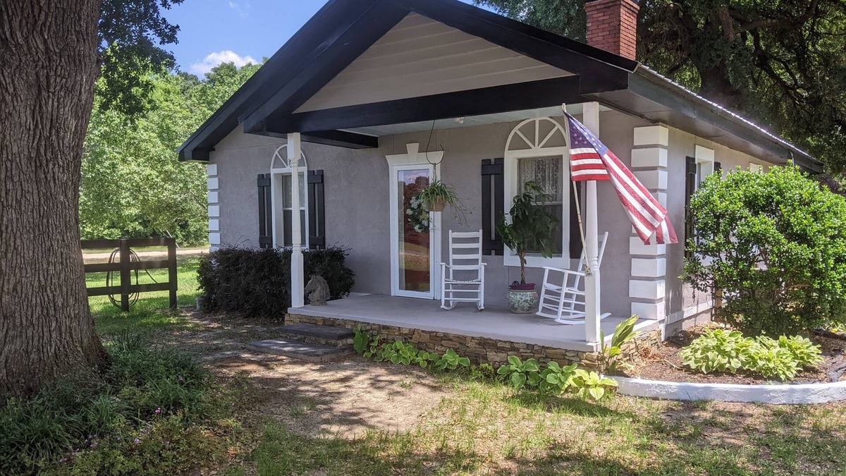 Aiken House | Beautiful, PET FRIENDLY Country Cottage! In 302 horse corridor