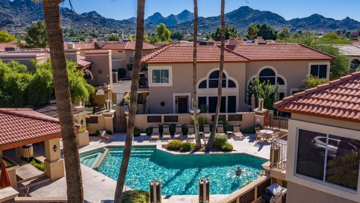 North Mountain Condo | Beautiful Phoenix Vista Condo Sleeps 8, Wifi, Cable, 3 Pools, Gated, Quiet!
