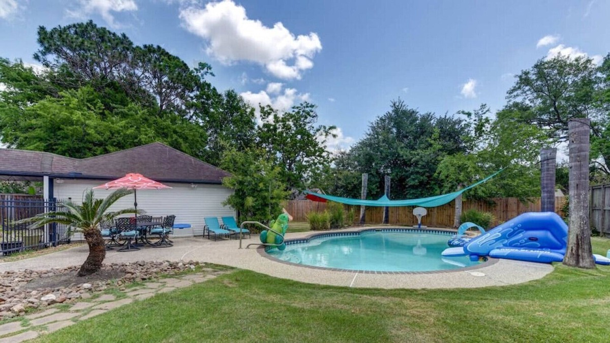 Friendswood House | Beautiful Pool! Relaxing Spacious Home