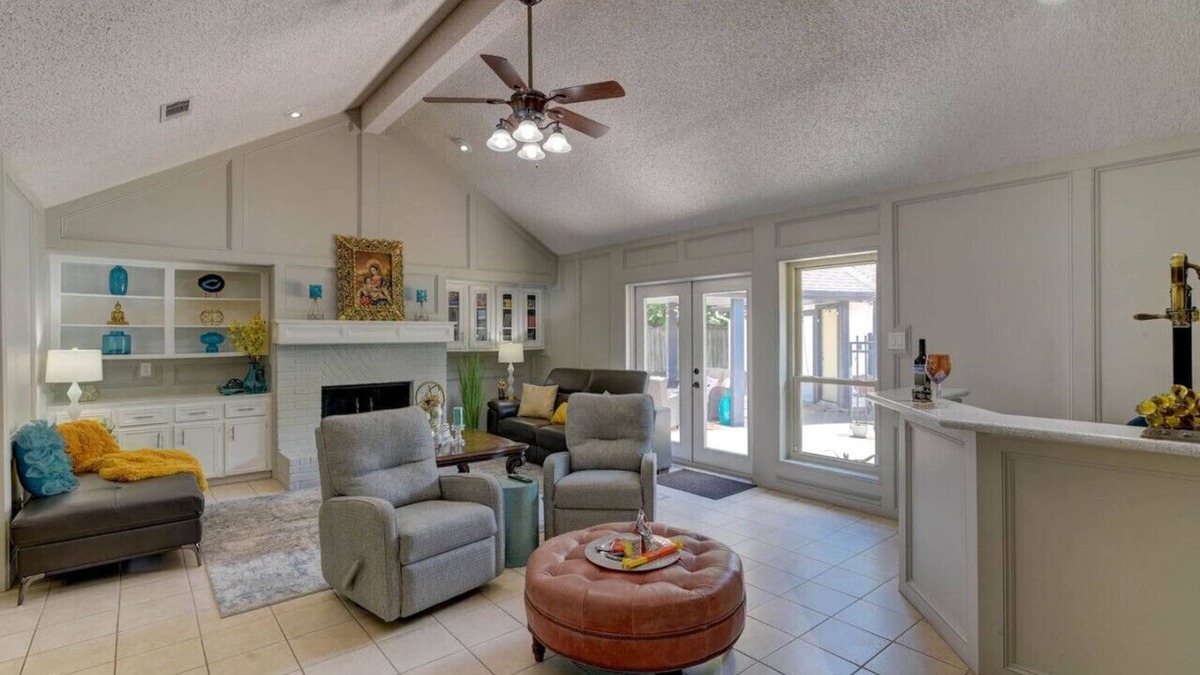 Friendswood House | Beautiful Pool! Relaxing Spacious Home