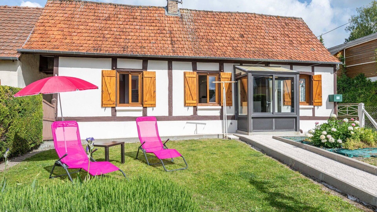 Mesnieres-en-Bray House | Beautiful private villa for 4 guests with WIFI, TV, terrace and pets allowed