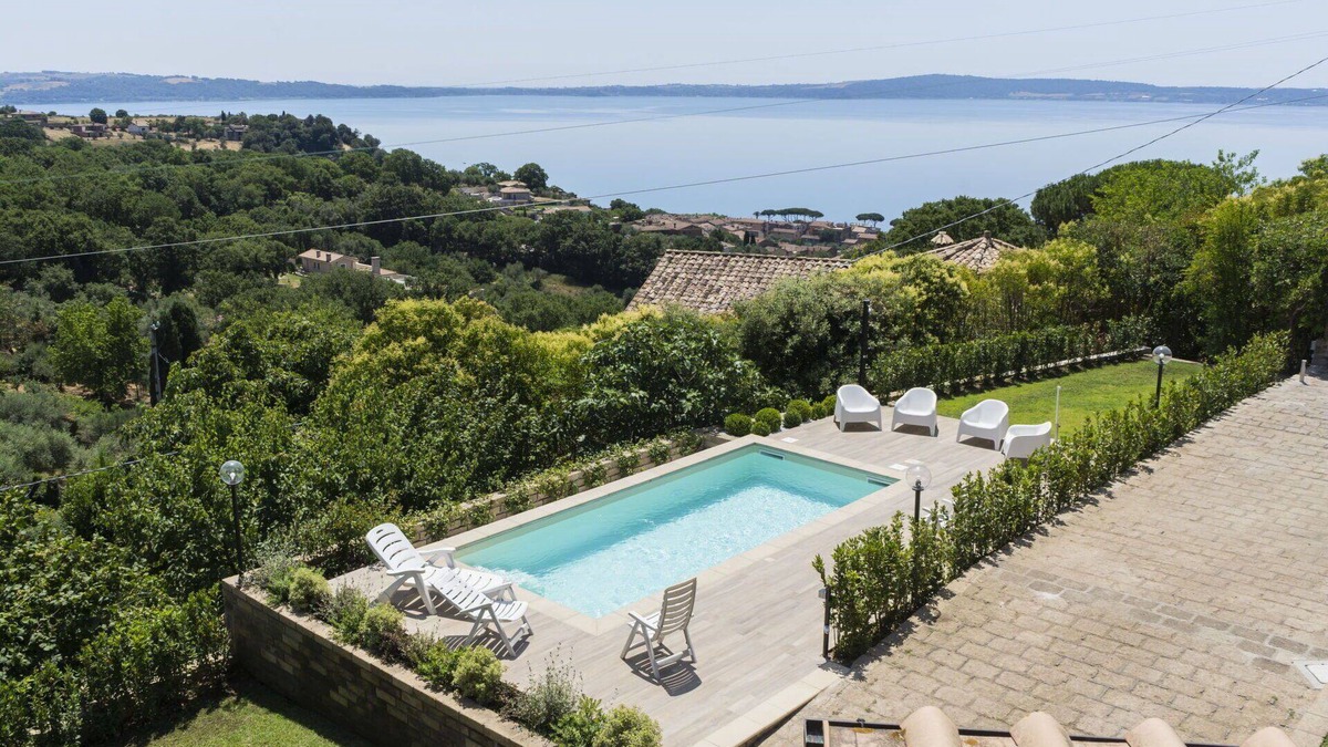Lake Bracciano Villa | Beautiful private villa for 14 people with private pool, WIFI, A/C, TV, patio and pets allowed