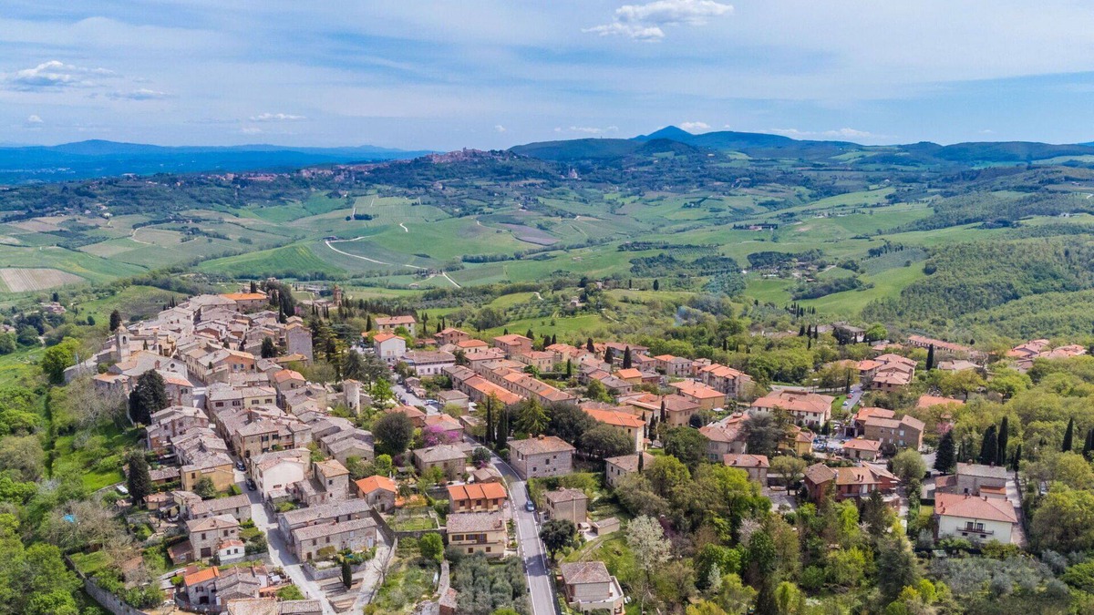 Montefollonico House | Beautiful private villa for 5 people with WIFI, A/C, TV, patio, pets allowed and panoramic view