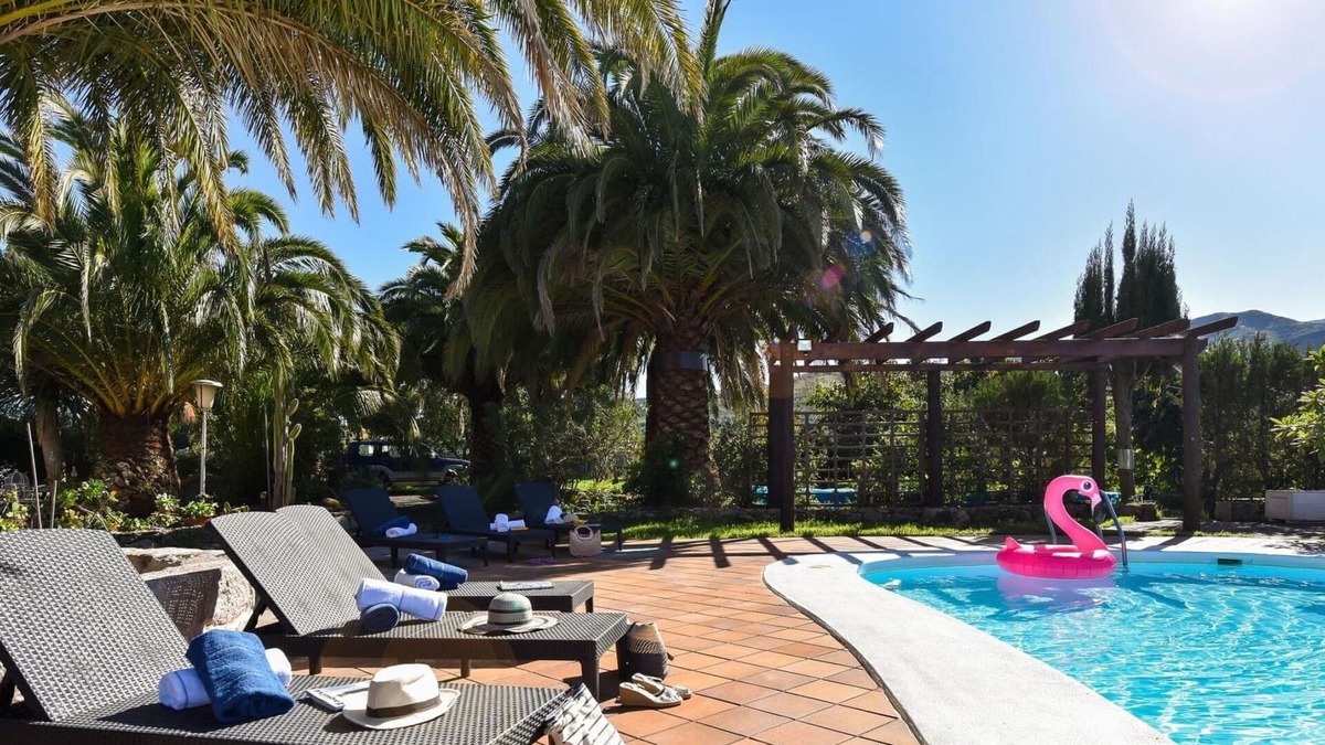La Solana Villa | Beautiful private villa for 14 guests with WIFI, pool, TV, patio, pets allowed and parking