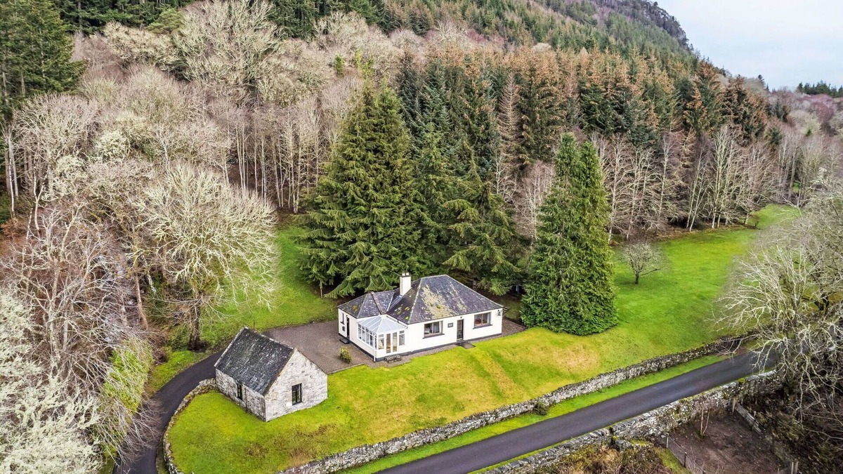 Invermoriston House | Beautiful private villa for 8 guests with WIFI, TV, patio and panoramic view