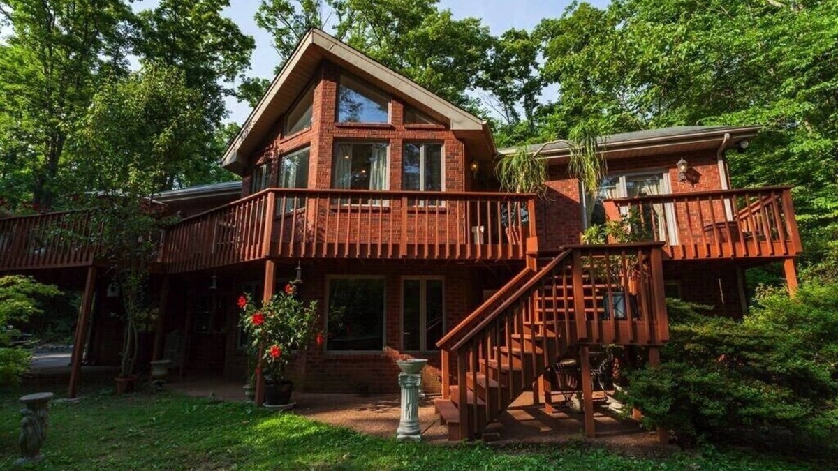 Franklin House | Beautiful private 2 bdrm apartment in a beautiful wooded setting