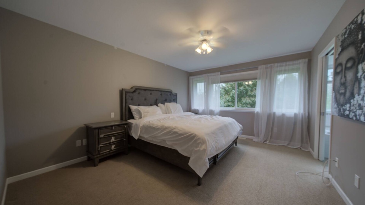 Langley House | Beautiful private 4 bedroom home on acreage - King sized bed!