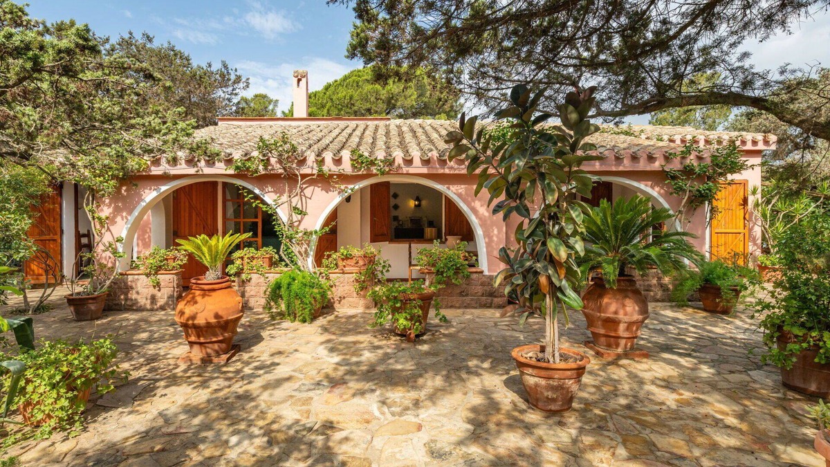 Notteri Villa | Beautiful private villa for 8 people with A/C, TV, patio and pets allowed
