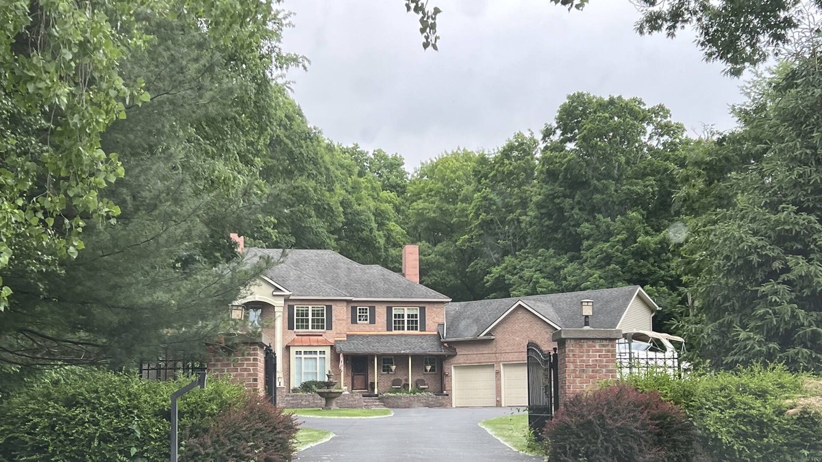 Perinton House | Beautiful Private Pittsford Home