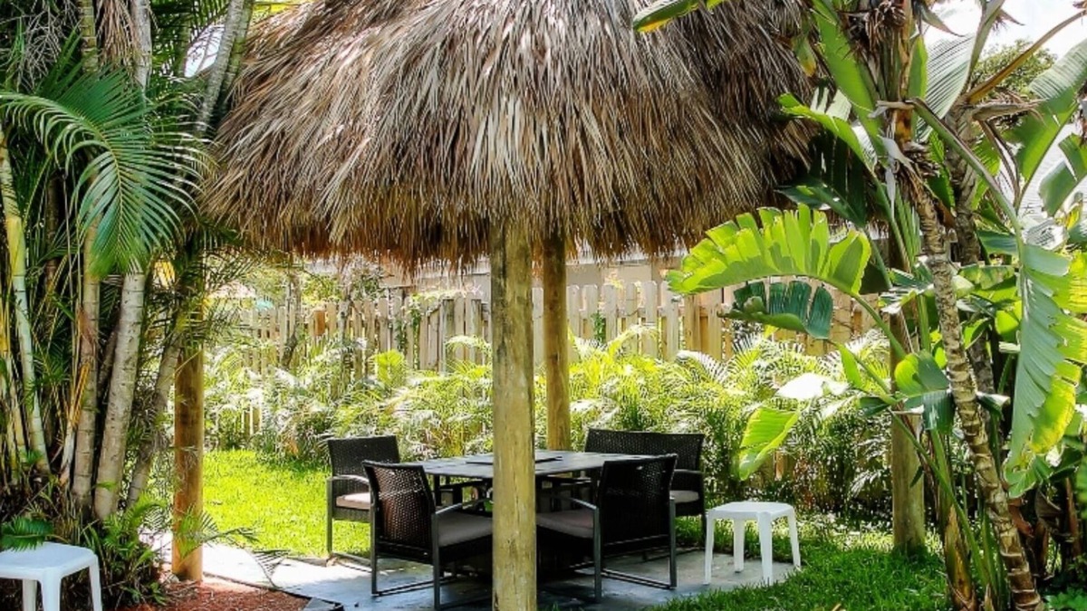 Parkside House | BEAUTIFUL PRIVATE RESORT .7 BEDROOMS 5 BATHS .POOL HOME. FULLY PRIVATE.