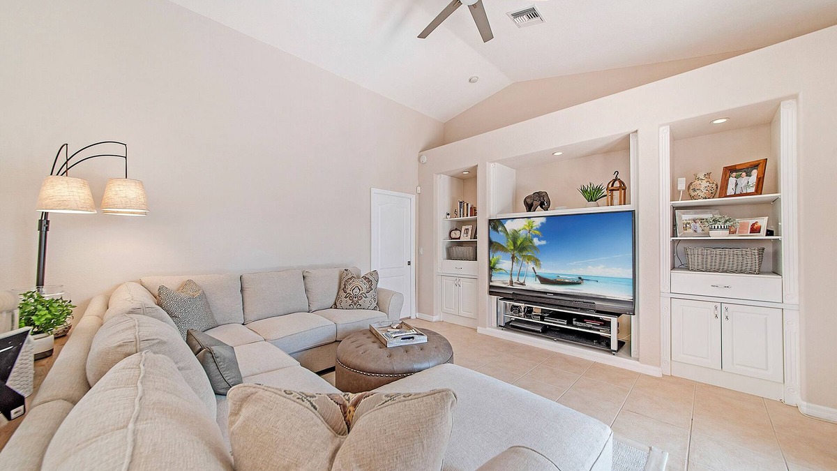 Central Naples House | Beautiful Private & Secluded Pool Home - Briarwood