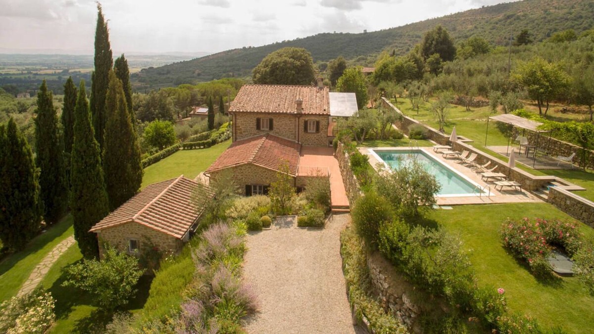 San Pietro a Cegliolo Villa | Beautiful private Tuscan villa with pool and views