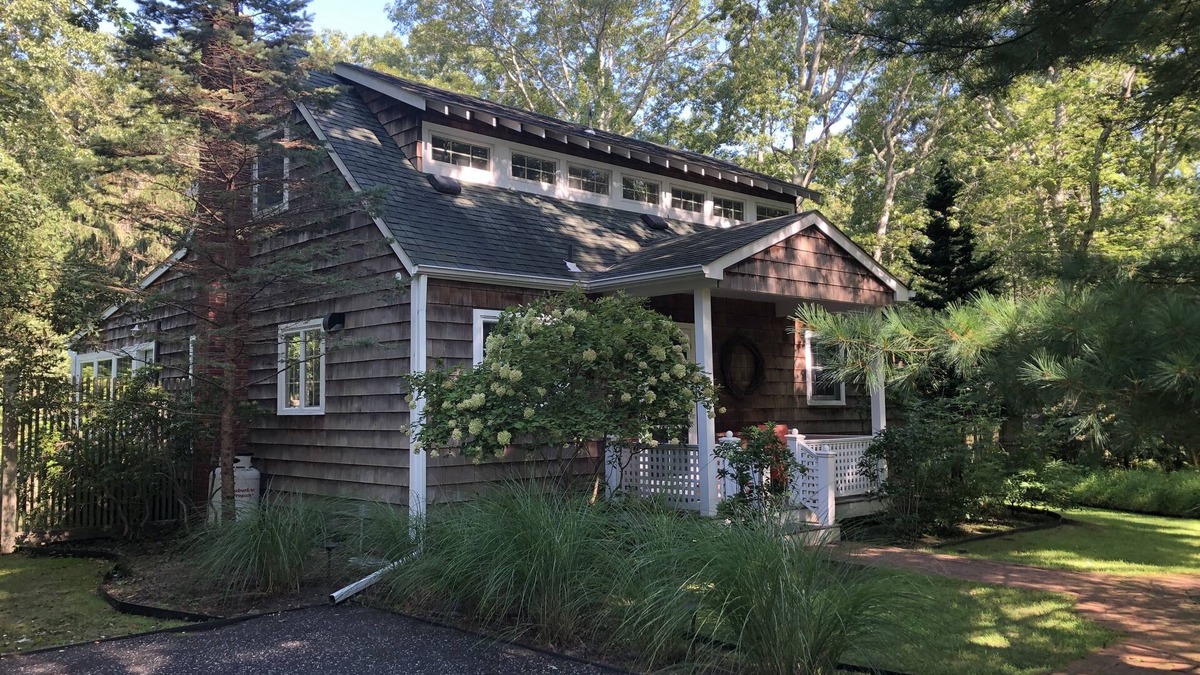 Springs Cottage | Beautiful, private 4-bedroom house near beaches, EH village