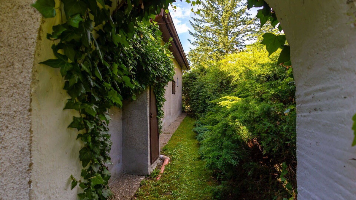 Dobren House | Beautiful private villa for 6 guests with TV, patio and pets allowed