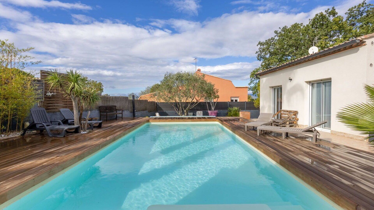 Corneilhan House | Beautiful private villa for 6 guests with WIFI, A/C, private pool, TV, patio and parking