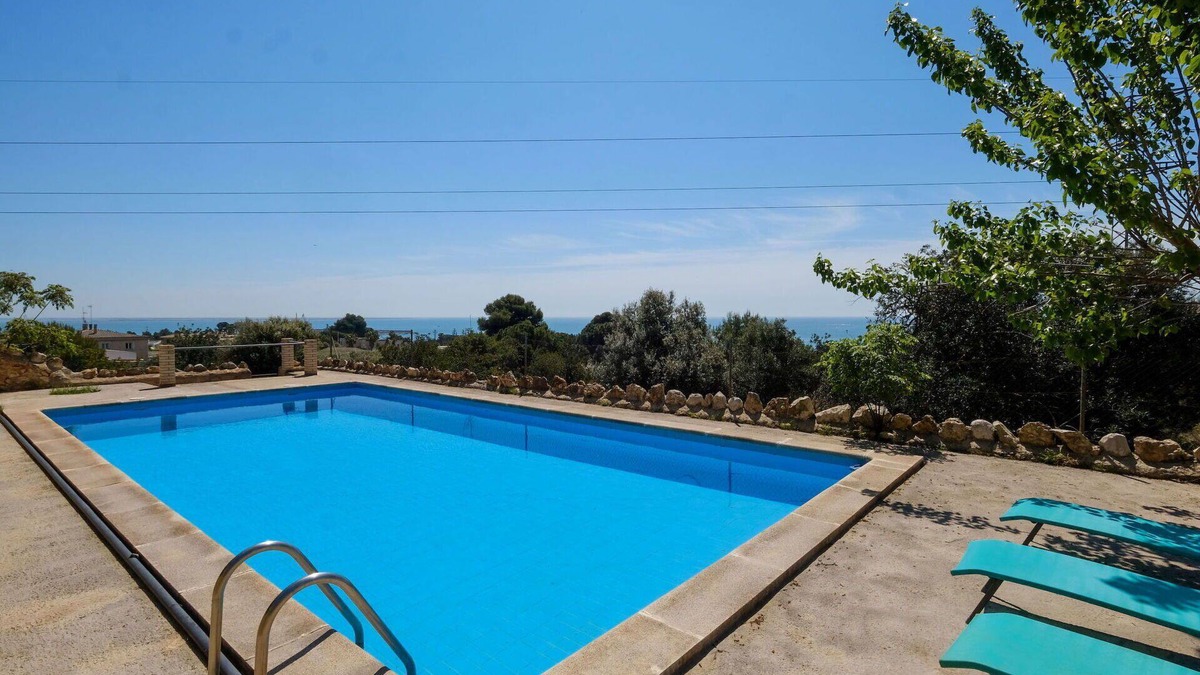 Alcanar House | Beautiful private villa for 18 guests with private pool, WIFI, TV, balcony, pets allowed and par.