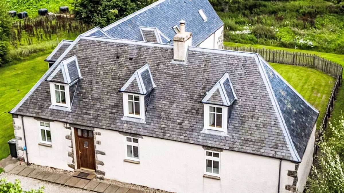 Glen Urquhart House | Beautiful private villa for 10 people with WIFI, TV, terrace and pets allowed