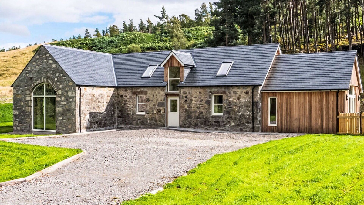 Corrimony House | Beautiful private villa for 6 people with WIFI, TV, terrace and pets allowed