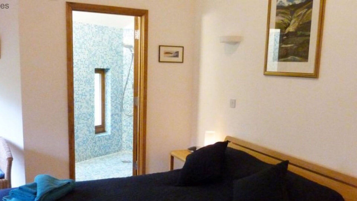 Llandovery Villa | Beautiful private villa for 8 guests with WIFI, TV, patio, panoramic view and parking