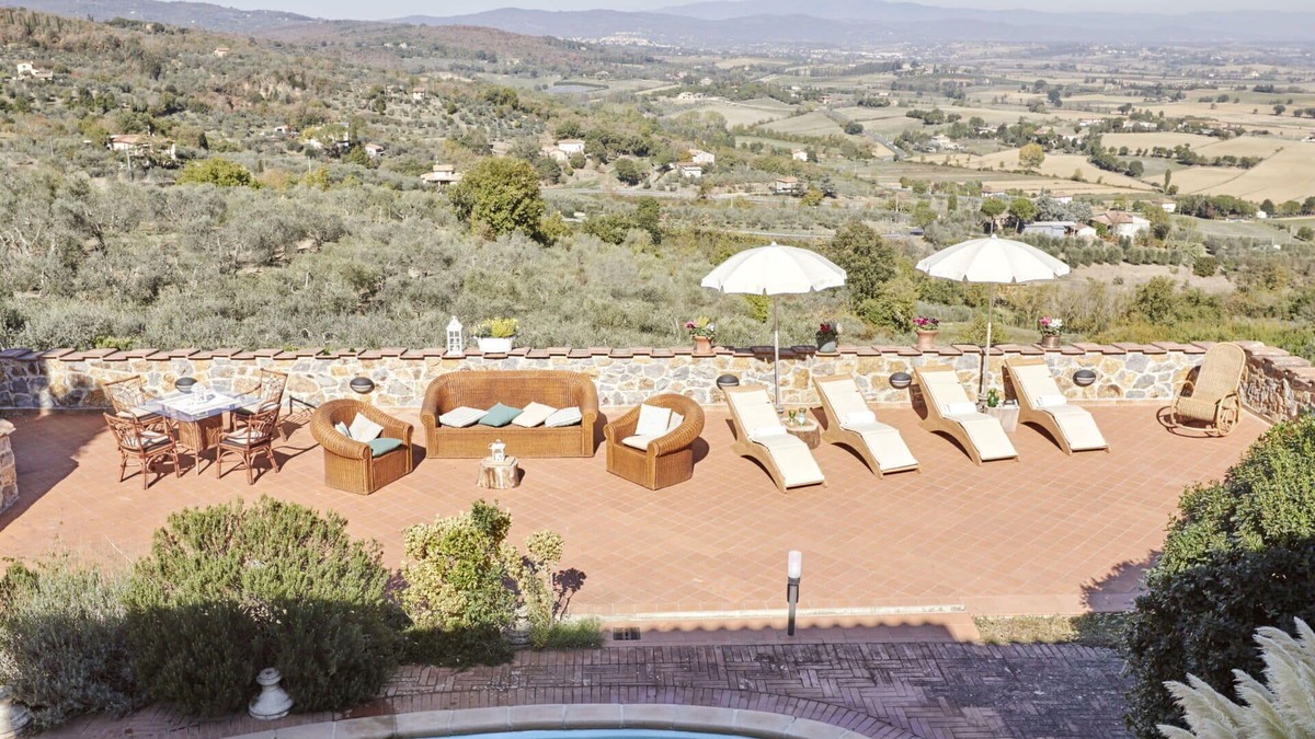 Lucignano House | Beautiful private villa for 26 people with hot tub, WIFI, A/C, private pool, TV and terrace