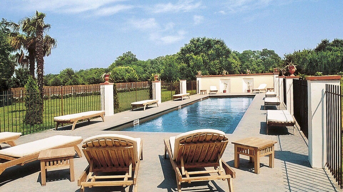 Plage d'Argeles Villa | Beautiful private villa for 16 guests with private pool, WIFI, TV, patio and pets allowed