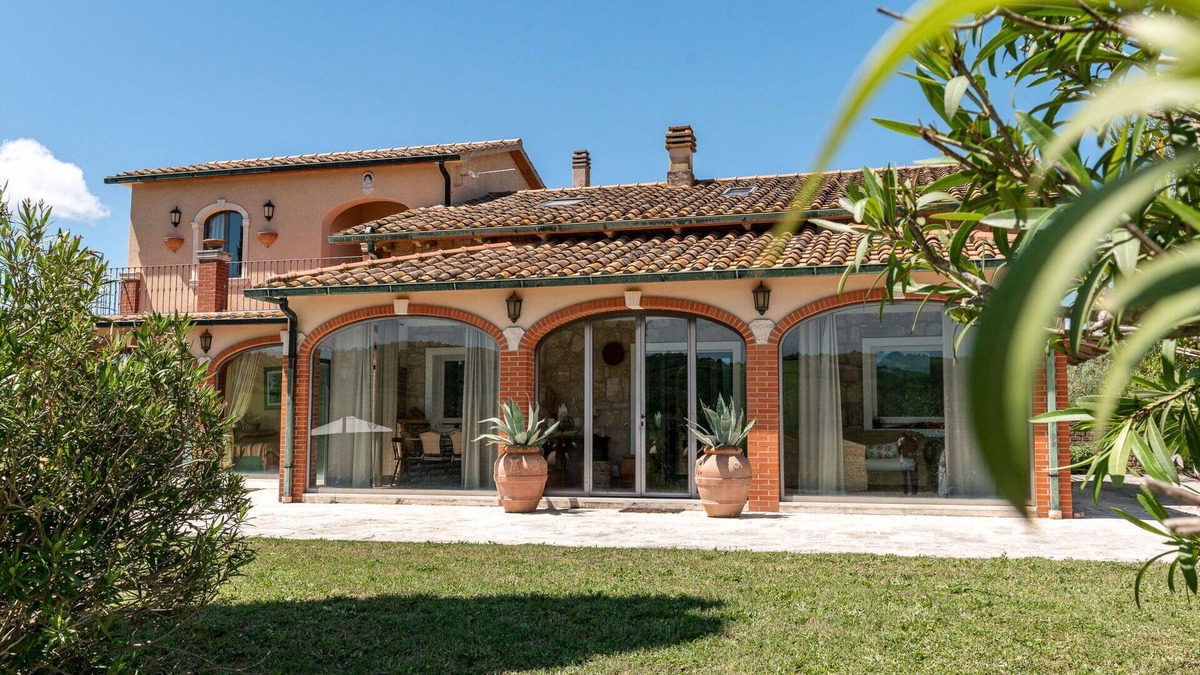 Manciano Villa | Beautiful private villa for 9 guests with private pool, A/C, WIFI, patio and pets allowed