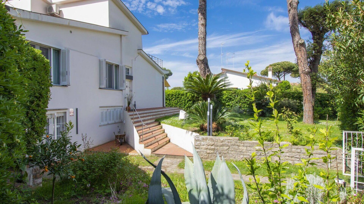 Tirrenia Villa | Beautiful private villa for 6 people with hot tub, WIFI, A/C, TV, terrace and pets allowed